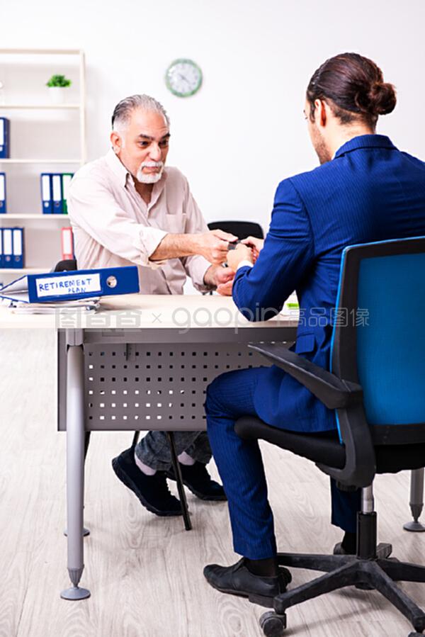 給老人提退休建議的財務(wù)顧問 專業(yè)財務(wù)咨詢的關(guān)鍵角色